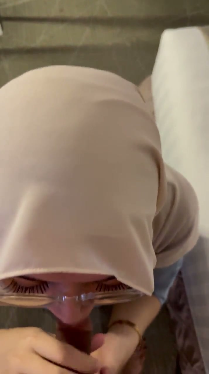 hijab kacamata nyepong