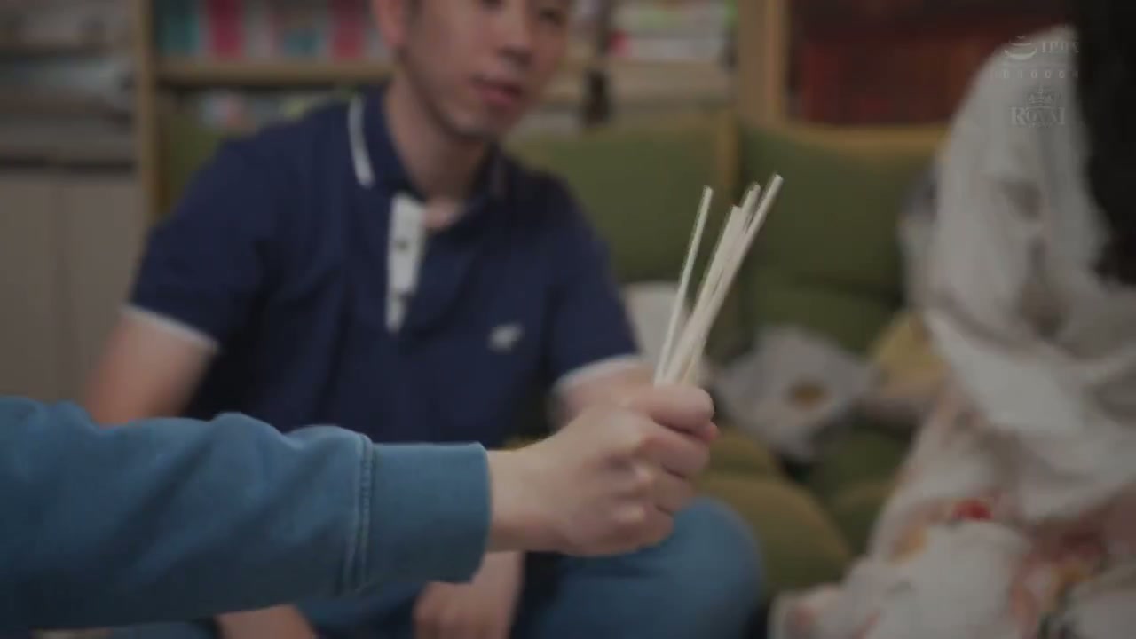 Payudara besar tersembunyi yang tiba-tiba muncul dalam permainan raja dan seks creampie mesra selama dua hari satu malam. Meisa Kawakita