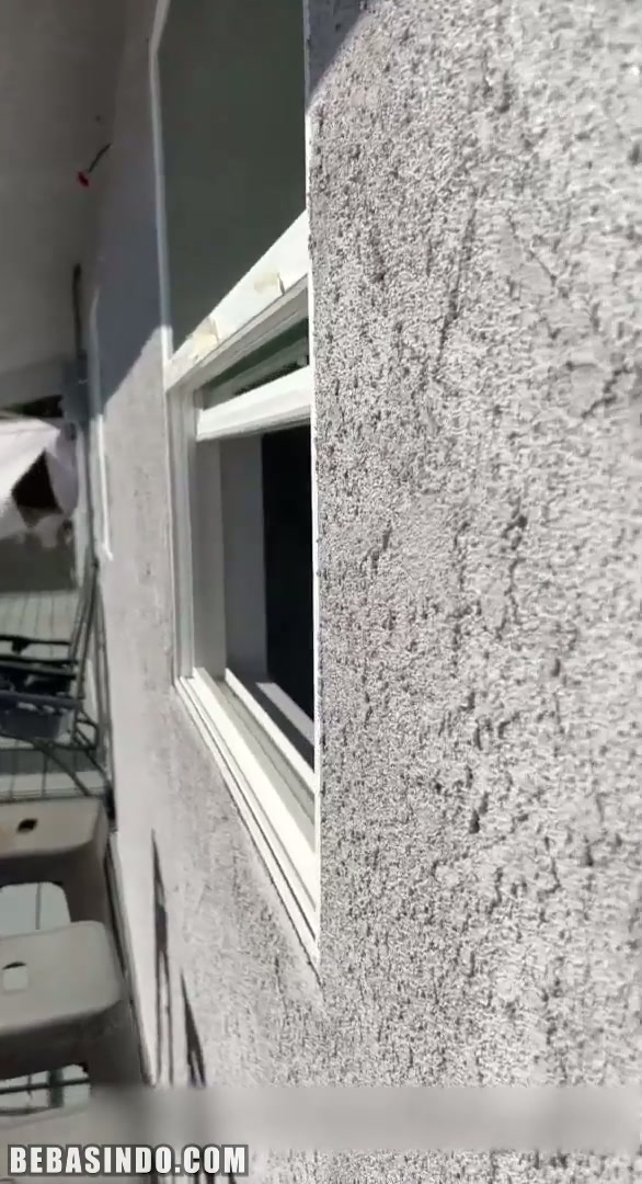 Ngintip Tetangga Mandi Ketahuan Malah Diajak Ngentot