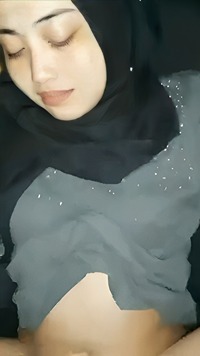 Hijab Cantik Maen Di Dalam Mobil